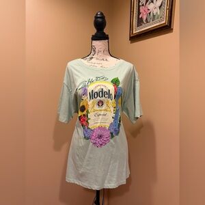Modelo Graphic Tee